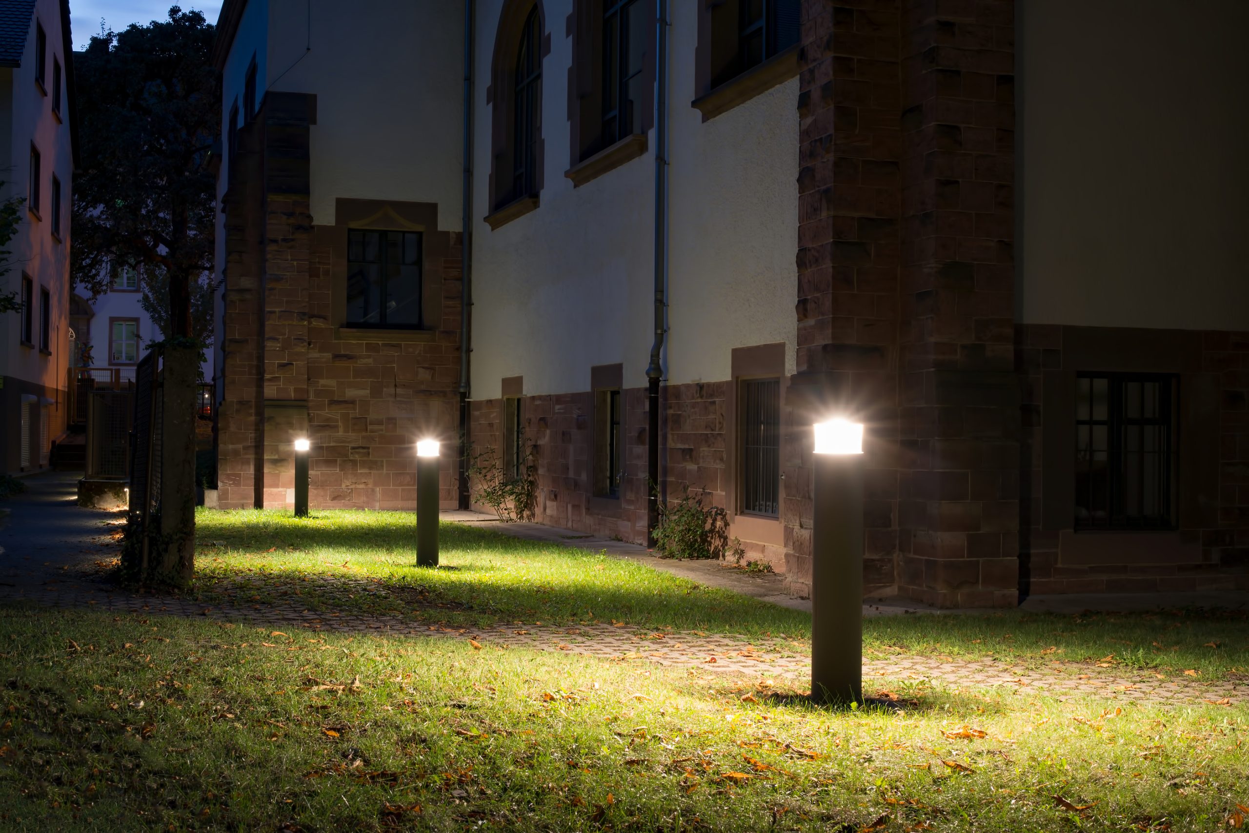 How to Choose the Right LED Bollard Lights for Your Landscape, image size:2560x1707